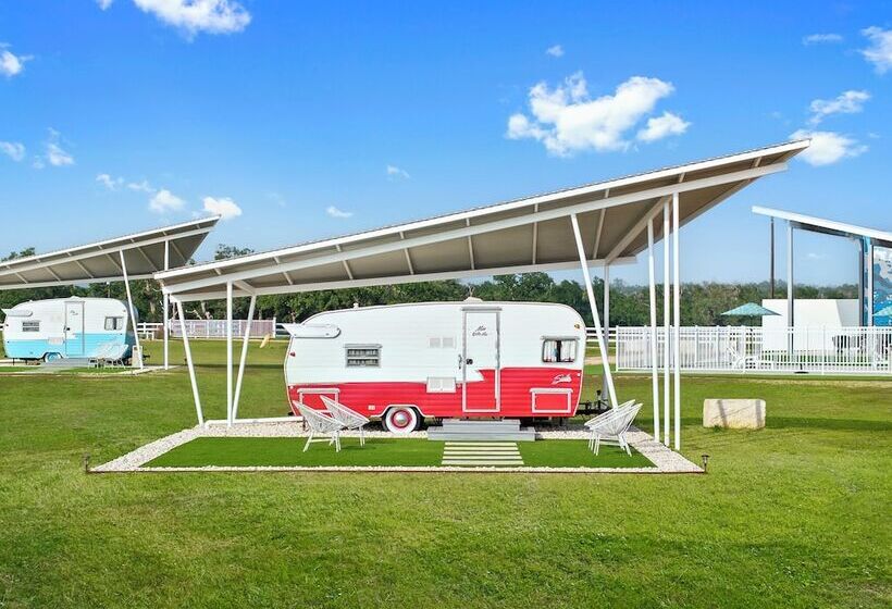 ホテル Blue Skies Retro Resort Pool Fireplace