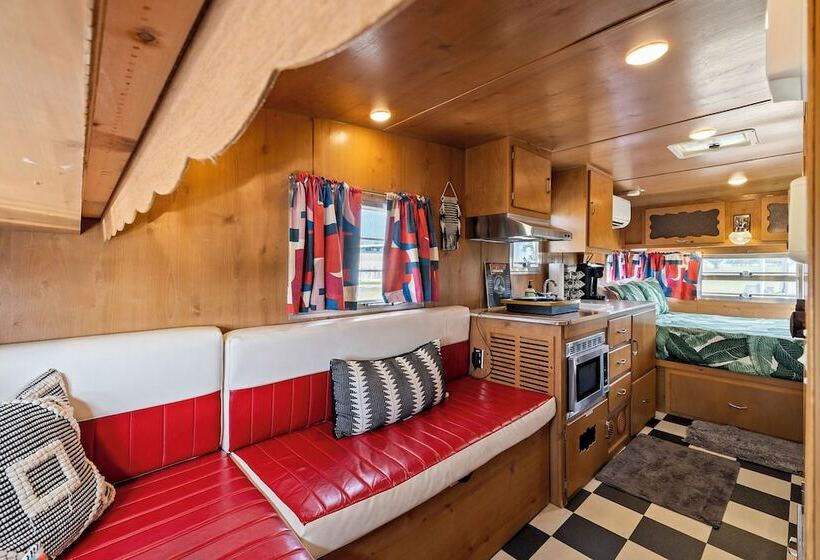 Отель Blue Skies Retro Resort Pool Fireplace