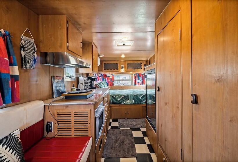 ホテル Blue Skies Retro Resort Pool Fireplace