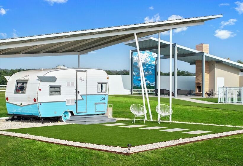 ホテル Blue Skies Retro Resort Pool Fireplace