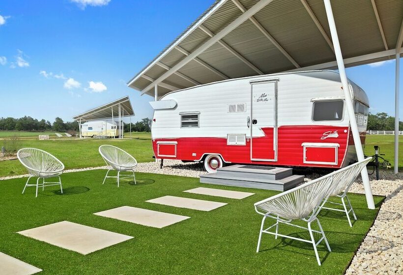 Отель Blue Skies Retro Resort Pool Fireplace