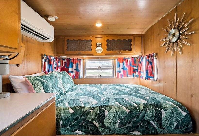 Отель Blue Skies Retro Resort Pool Fireplace