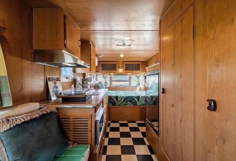 ホテル Blue Skies Retro Resort Pool Fireplace