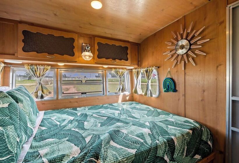 Отель Blue Skies Retro Resort Pool Fireplace