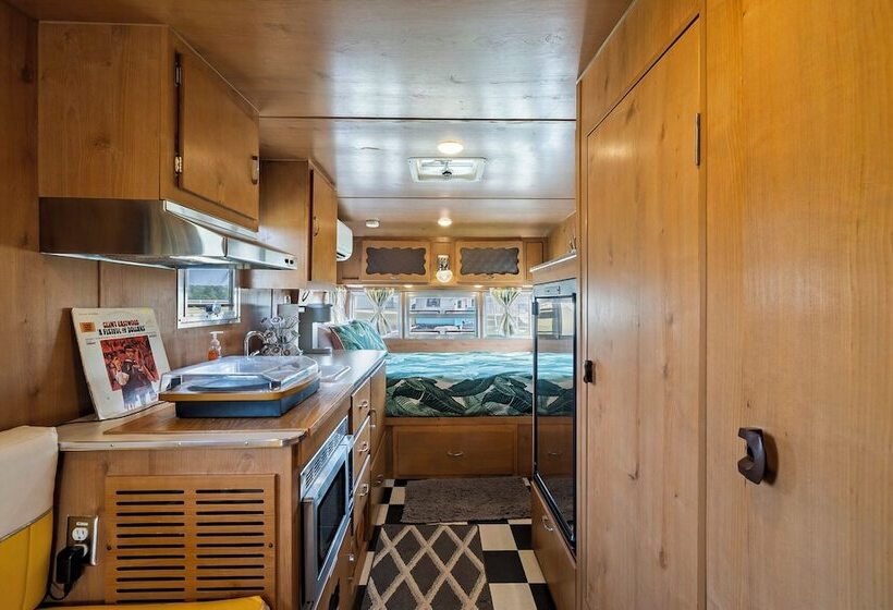 Отель Blue Skies Retro Resort Pool Fireplace