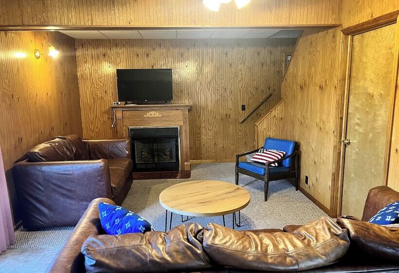 Отель Lost Pines Lodge