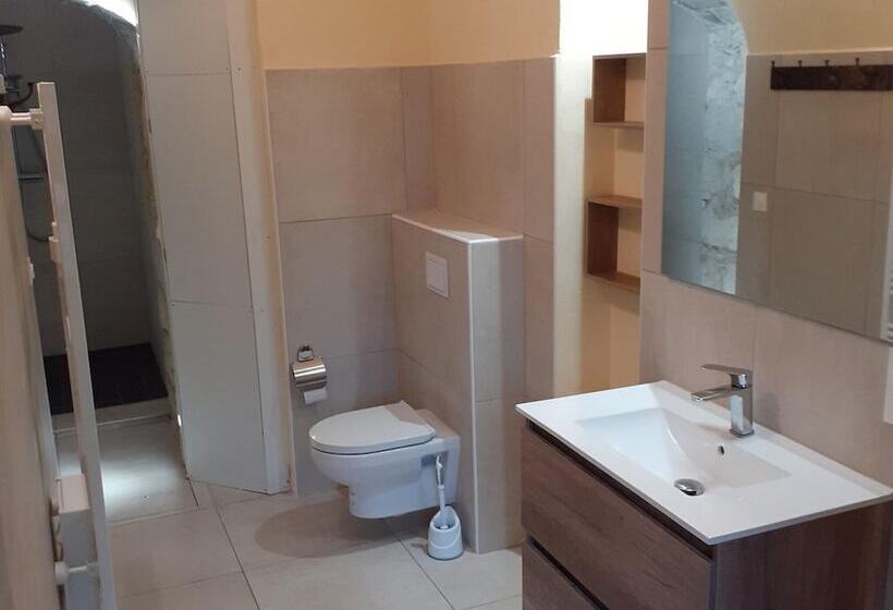 בית מלון כפרי Renovated Castle Apartment With Swimming Pool