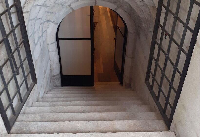 호텔 Renovated Castle Apartment With Swimming Pool