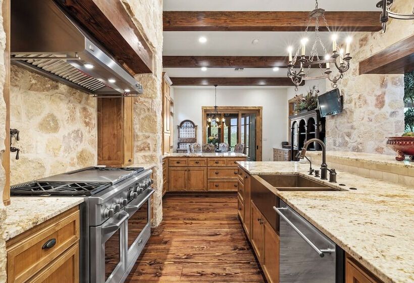 Сельский отель Rusted Roof Ranch   Pool Bar Fireplace