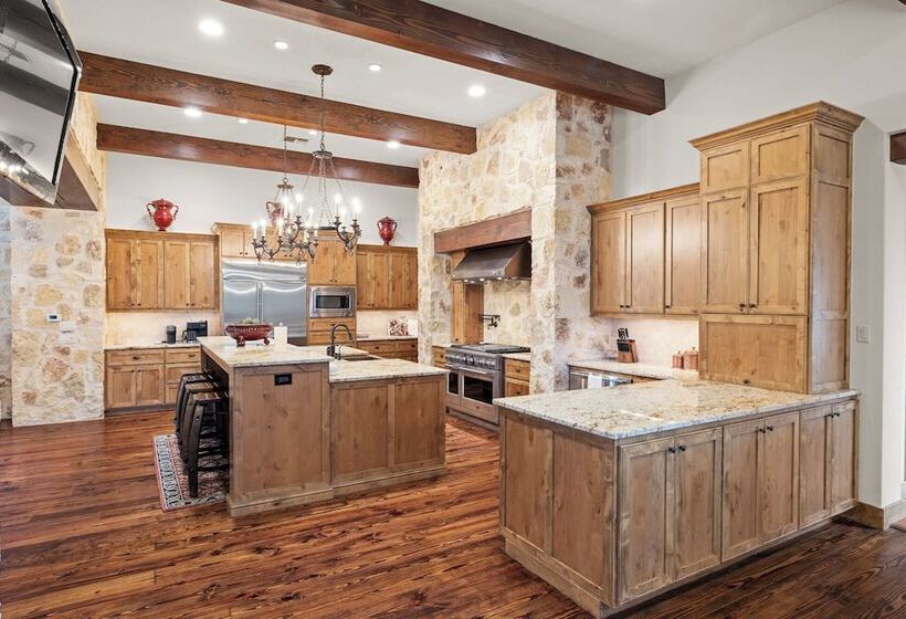 Сельский отель Rusted Roof Ranch   Pool Bar Fireplace