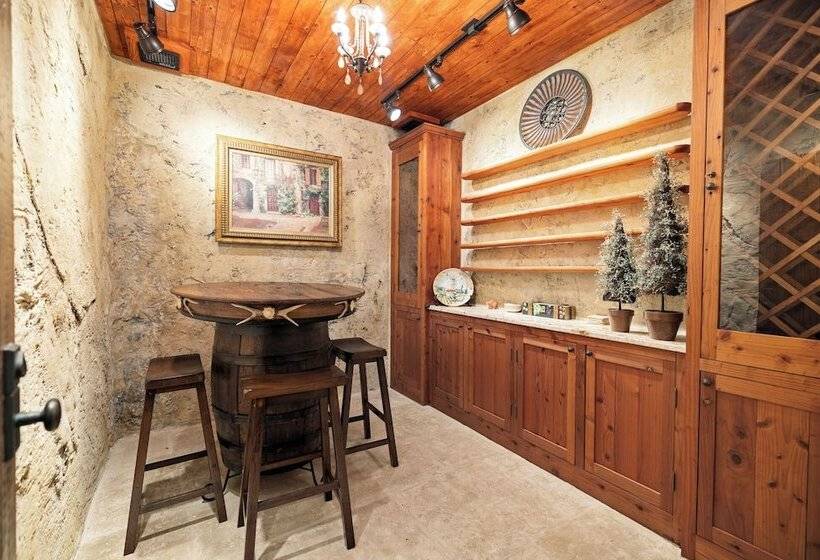 Сельский отель Rusted Roof Ranch   Pool Bar Fireplace