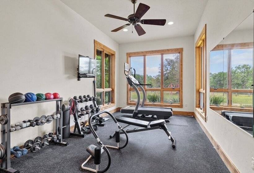 乡村酒店  Rusted Roof Ranch   Pool Bar Fireplace