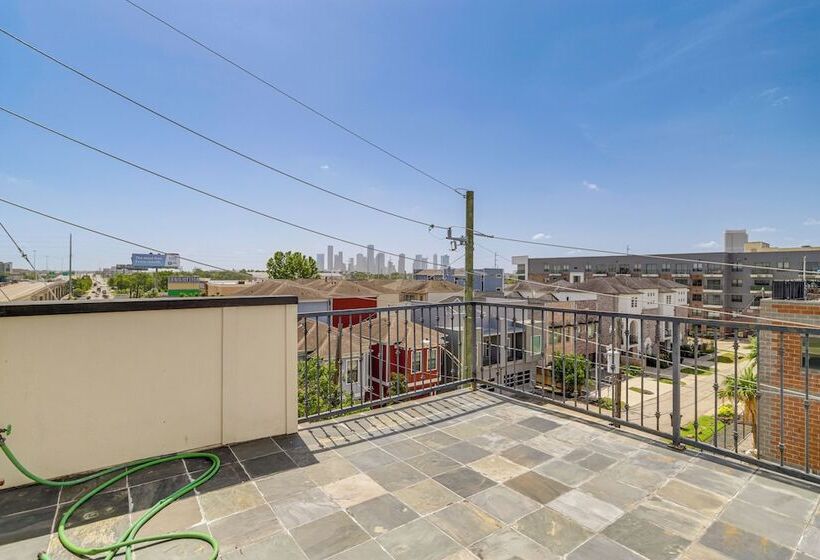 Houston Home W/ Rooftop Patio   3 Mi To Downtown!