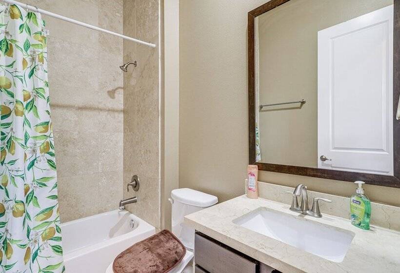 Houston Home W/ Rooftop Patio   3 Mi To Downtown!