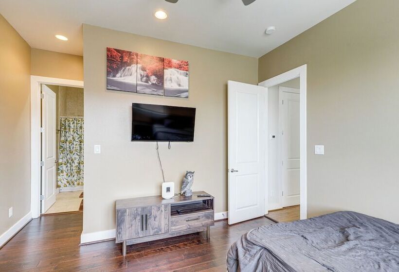 Houston Home W/ Rooftop Patio   3 Mi To Downtown!