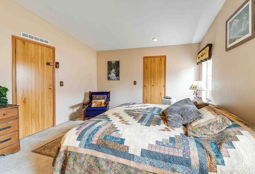 Lakefront Chiloquin Home W/ Scenic Deck!