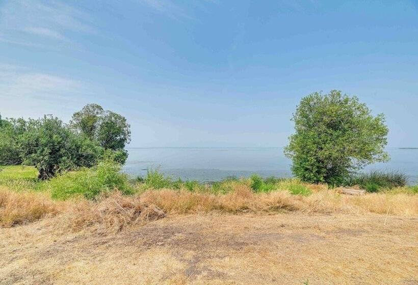 Lakefront Chiloquin Home W/ Scenic Deck!