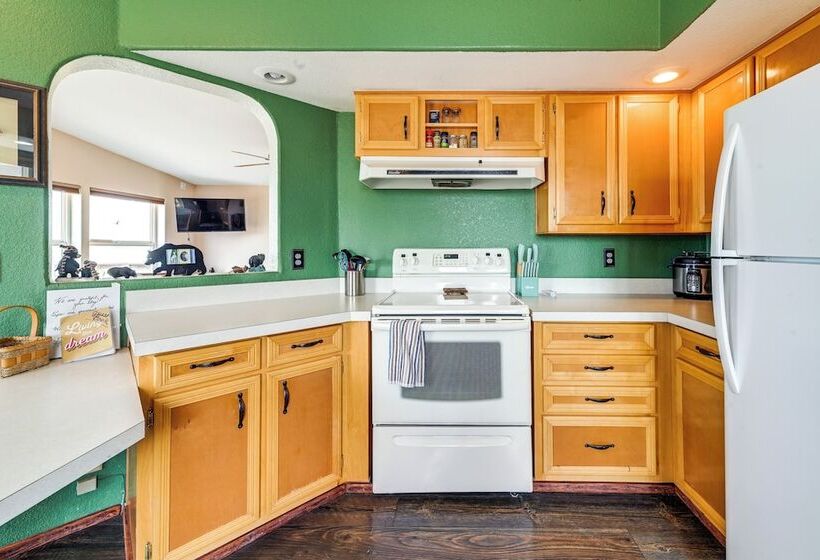 Lakefront Chiloquin Home W/ Scenic Deck!