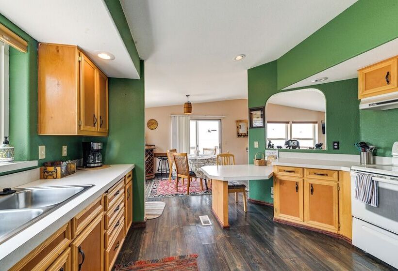 Lakefront Chiloquin Home W/ Scenic Deck!