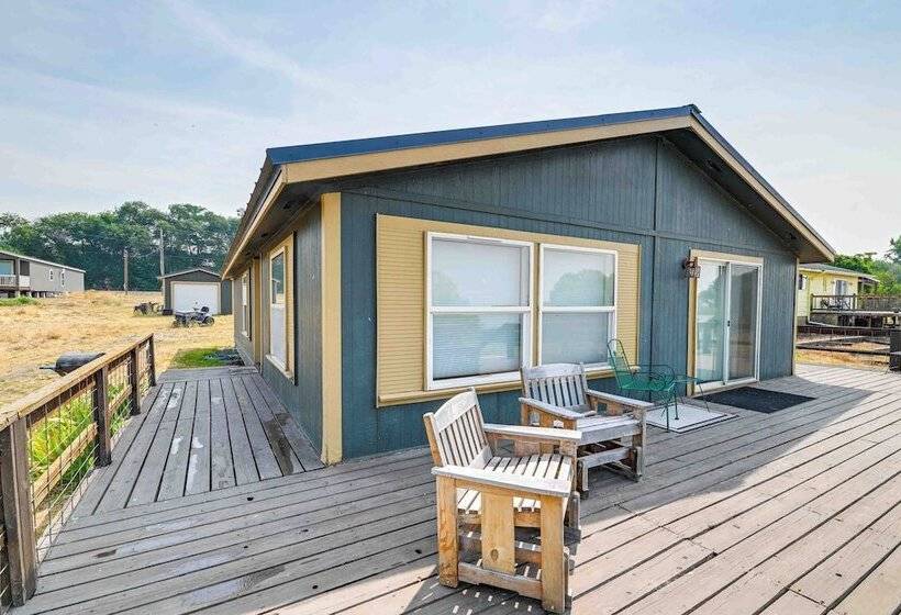 Lakefront Chiloquin Home W/ Scenic Deck!