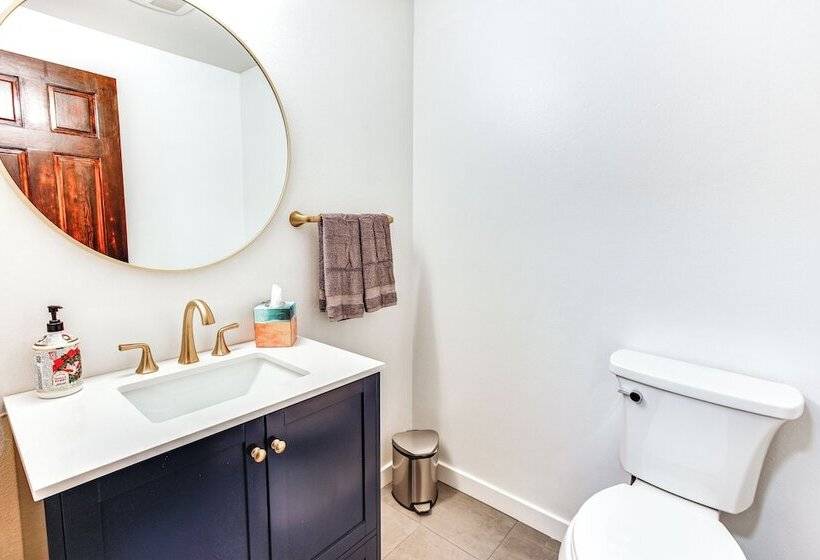 Lakefront Gig Harbor Home W/ Deck & Views