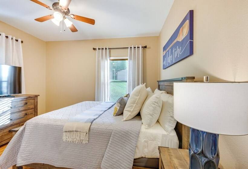 Lakefront Gladewater Retreat W/ Dock + Hot Tub!