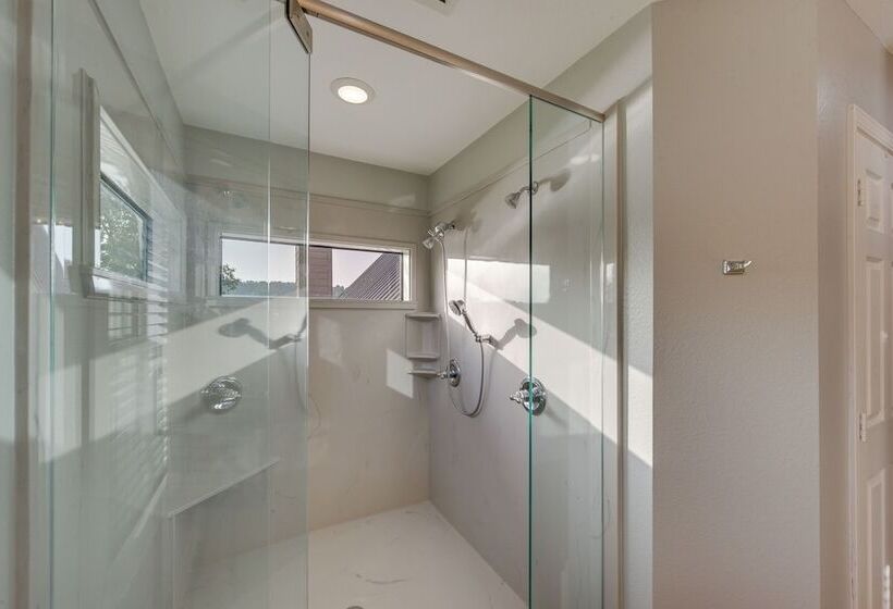 Lakefront Gladewater Retreat W/ Dock + Hot Tub!