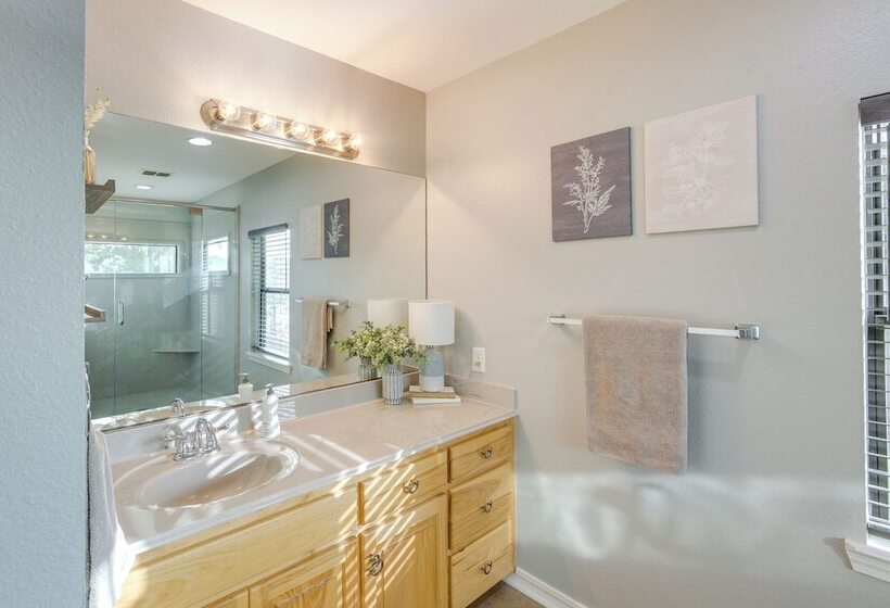 Lakefront Gladewater Retreat W/ Dock + Hot Tub!