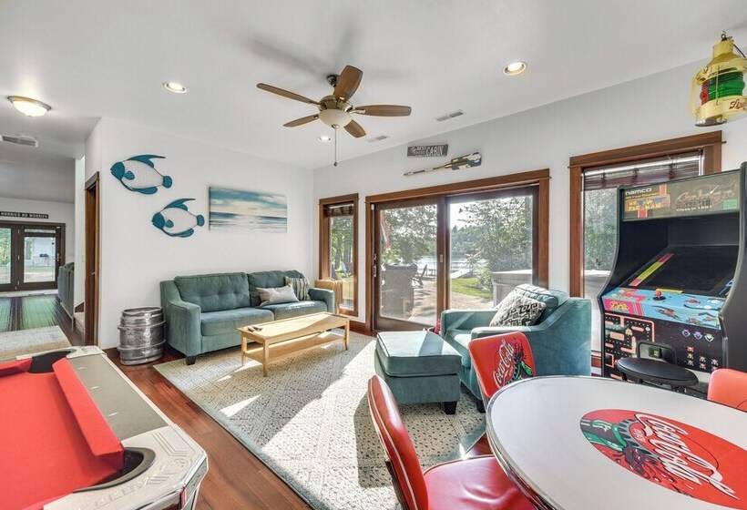 Lakefront Holcombe Getaway: Hot Tub, 2 Docks!