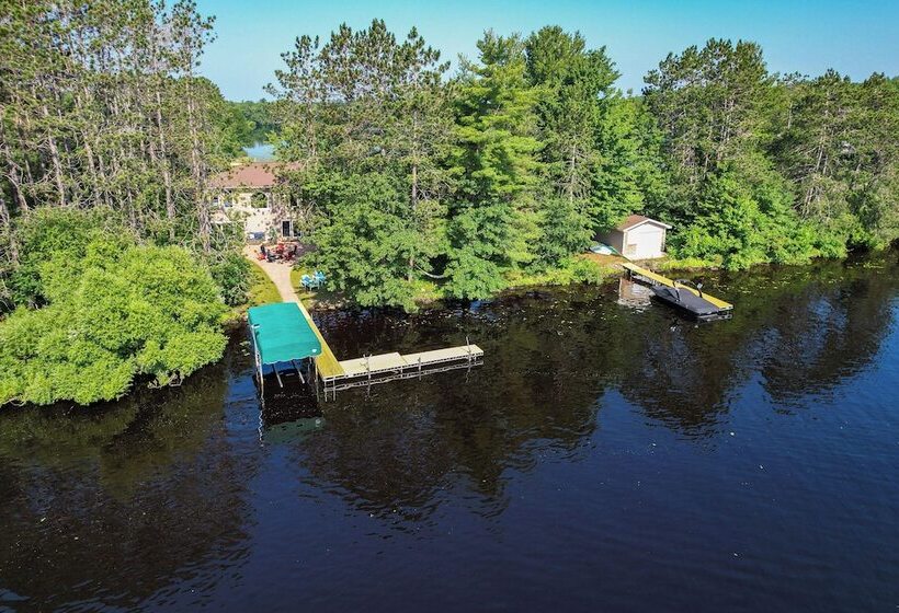 Lakefront Holcombe Getaway: Hot Tub, 2 Docks!