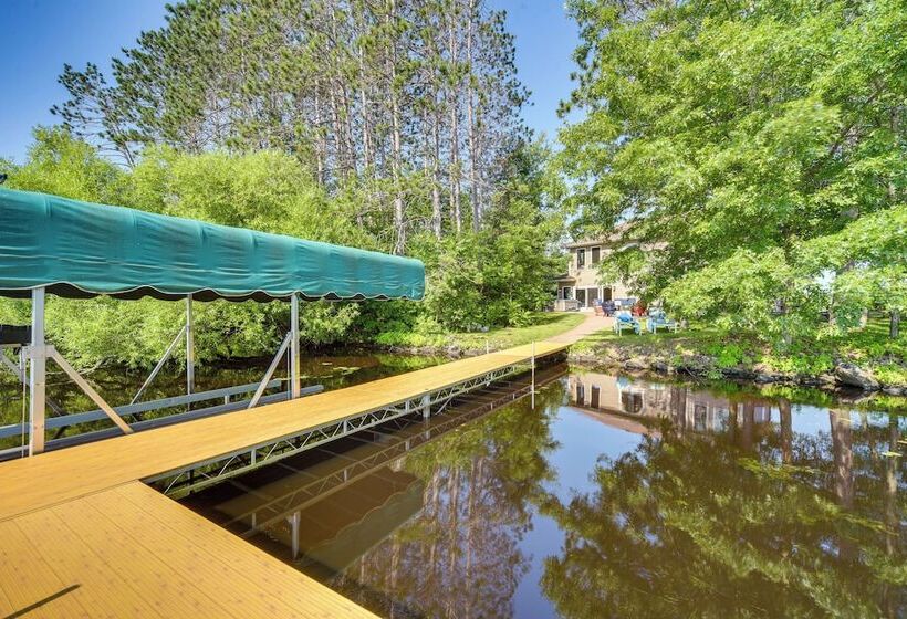 Lakefront Holcombe Getaway: Hot Tub, 2 Docks!