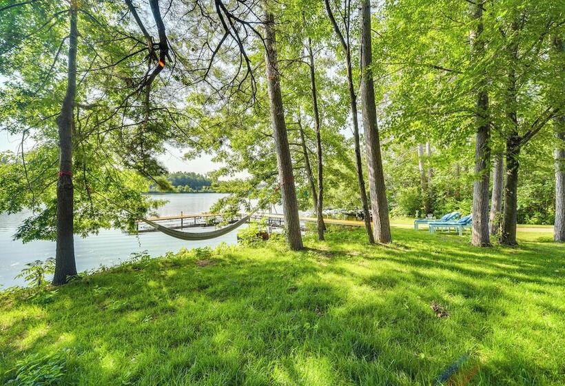 Lakefront Holcombe Getaway: Hot Tub, 2 Docks!