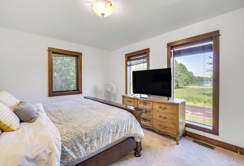 Lakefront Holcombe Getaway: Hot Tub, 2 Docks!