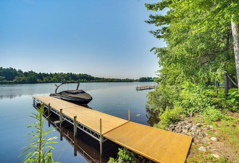 Lakefront Holcombe Getaway: Hot Tub, 2 Docks!