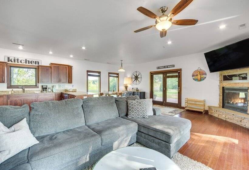 Lakefront Holcombe Getaway: Hot Tub, 2 Docks!