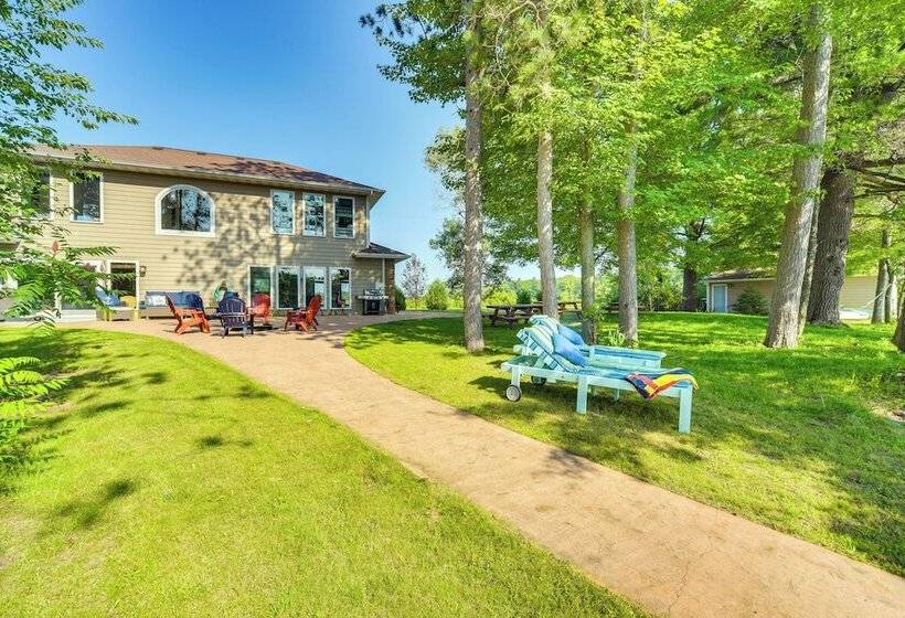 Lakefront Holcombe Getaway: Hot Tub, 2 Docks!