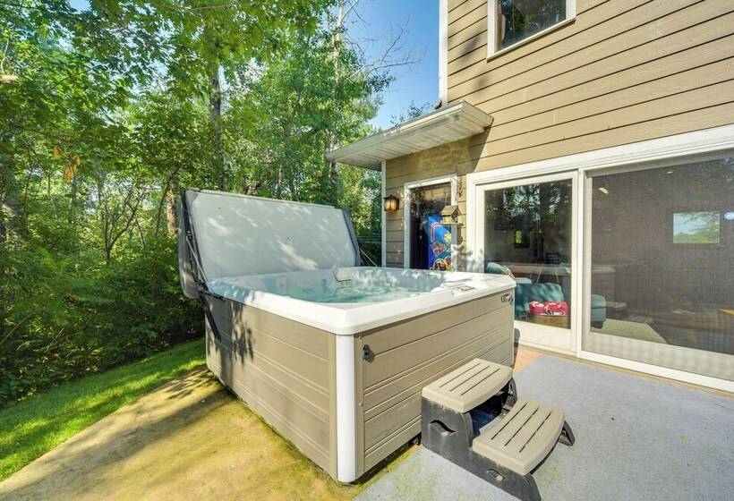 Lakefront Holcombe Getaway: Hot Tub, 2 Docks!