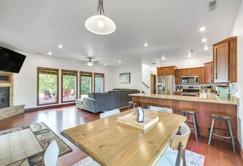 Lakefront Holcombe Getaway: Hot Tub, 2 Docks!