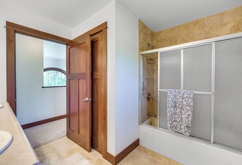 Lakefront Holcombe Getaway: Hot Tub, 2 Docks!