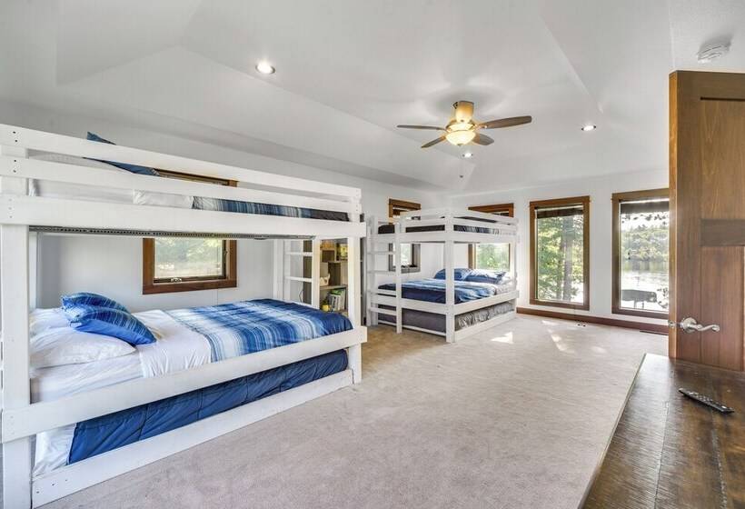 Lakefront Holcombe Getaway: Hot Tub, 2 Docks!