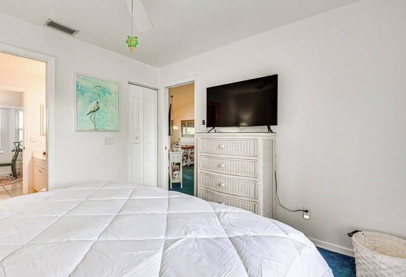 Lakefront Venice Home: 4 Mi To Manasota Key Beach!