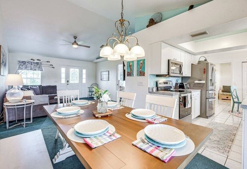 Lakefront Venice Home: 4 Mi To Manasota Key Beach!