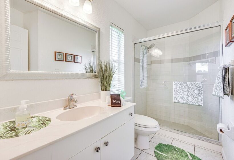 Lakefront Venice Home: 4 Mi To Manasota Key Beach!