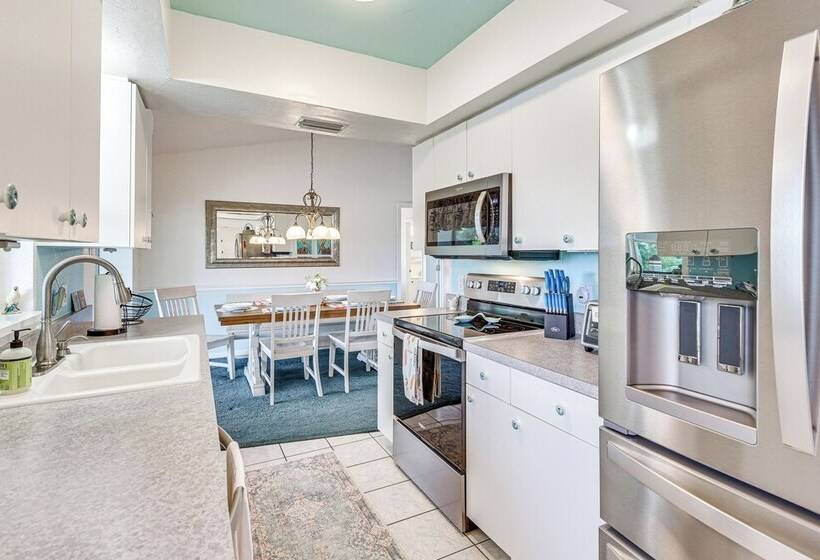 Lakefront Venice Home: 4 Mi To Manasota Key Beach!