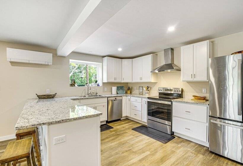 Waterfront Escape In Cub Run W/ Deck & Hot Tub!