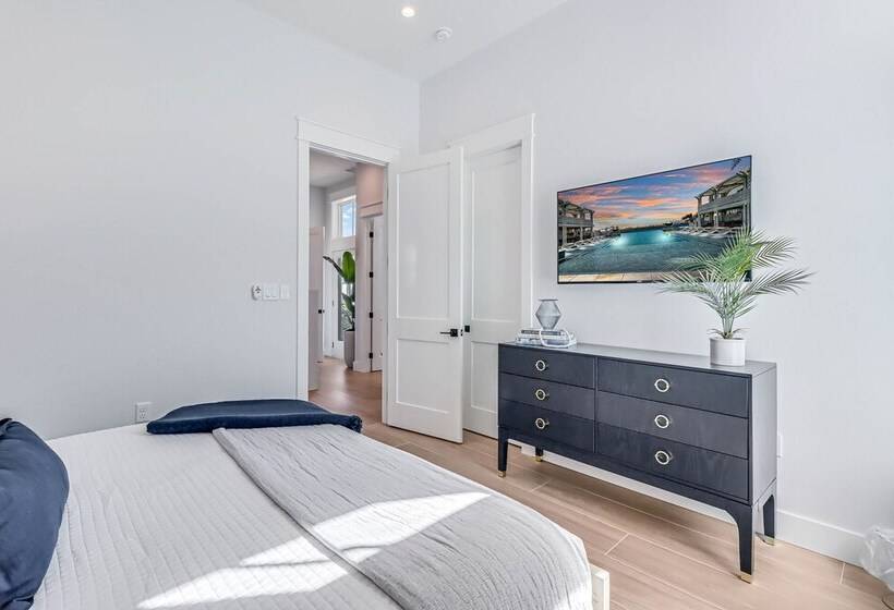 Lakeside Luxury 230 Lak