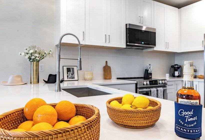 Lindsley By Avantstay Balcony + Modern Design A+ Downtown Location