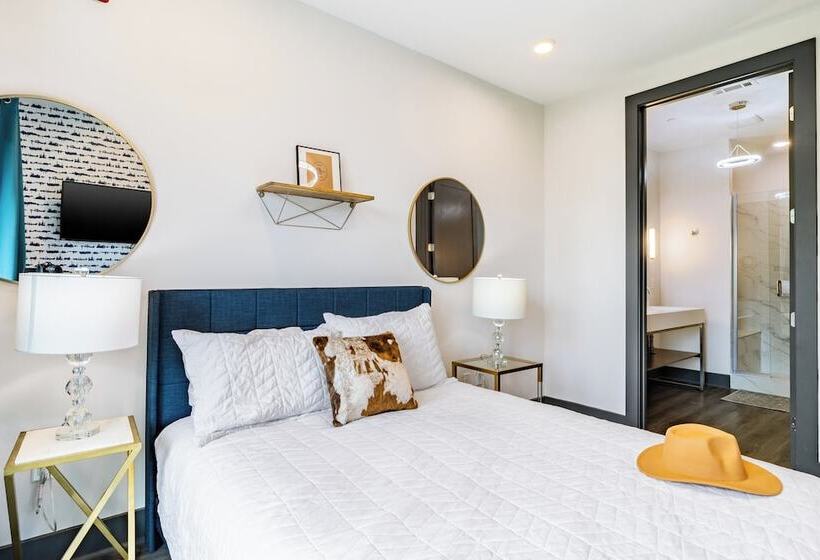 Lindsley By Avantstay Balcony + Modern Design A+ Downtown Location