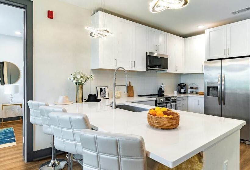 Lindsley By Avantstay Balcony + Modern Design A+ Downtown Location