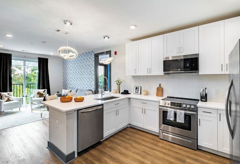 Lindsley By Avantstay Balcony + Modern Design A+ Downtown Location